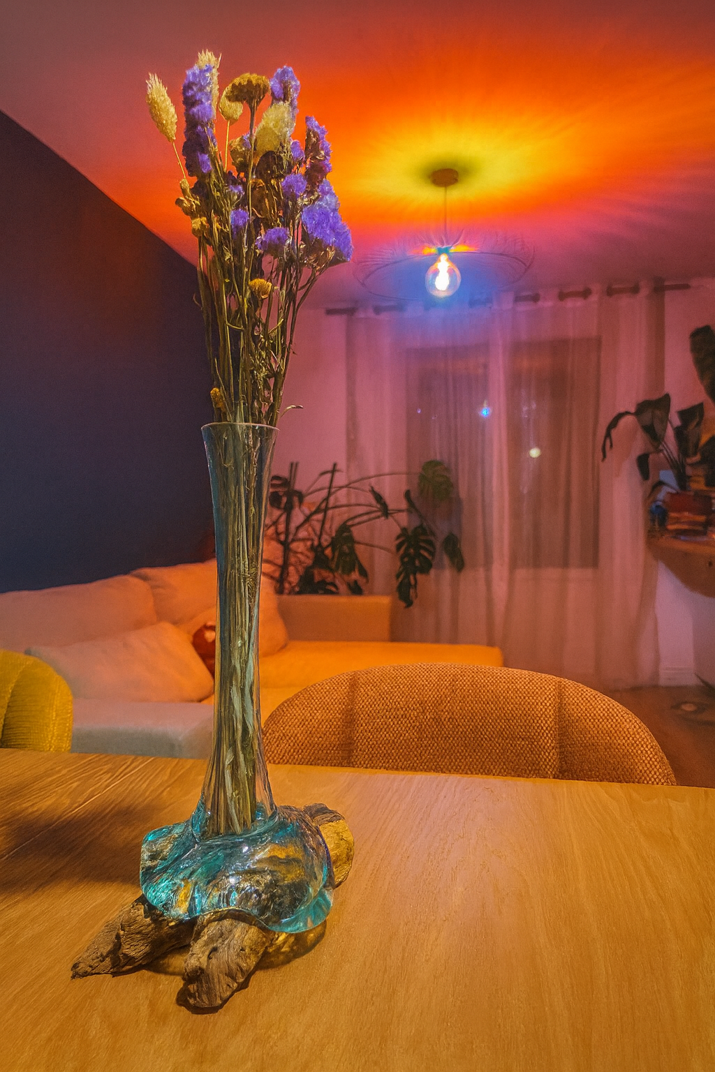Vase artisanal en verre recyclé et fondu sur bois de Gamal Boisia