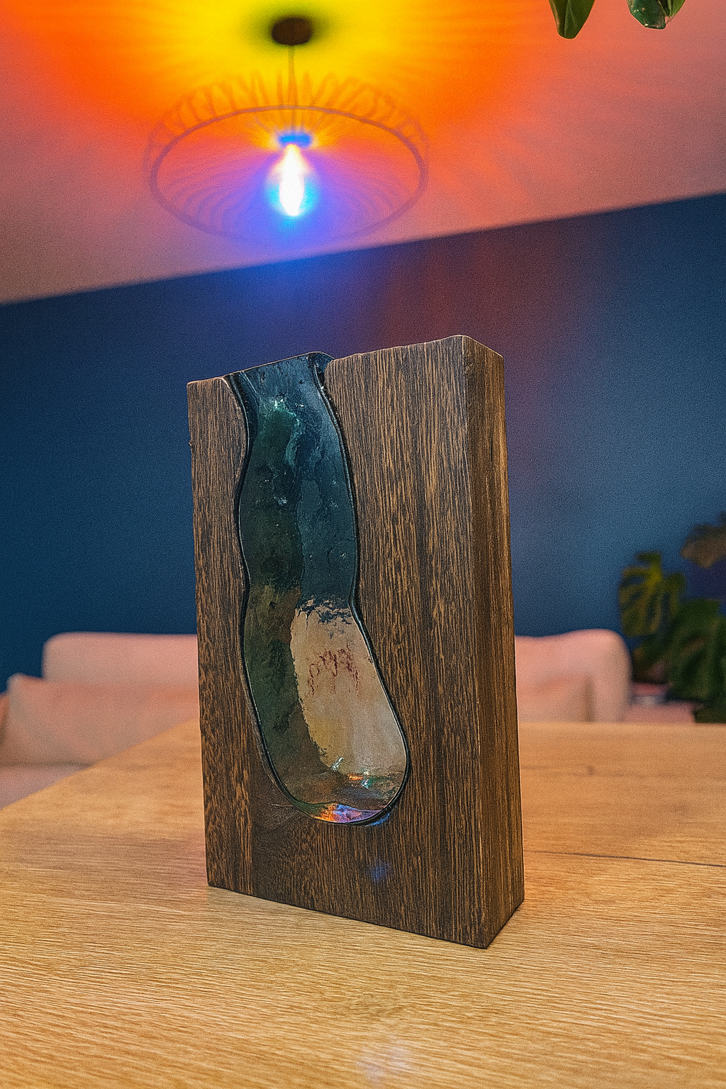 Vase en verre fusionné sur bois de tung foncé Boisia