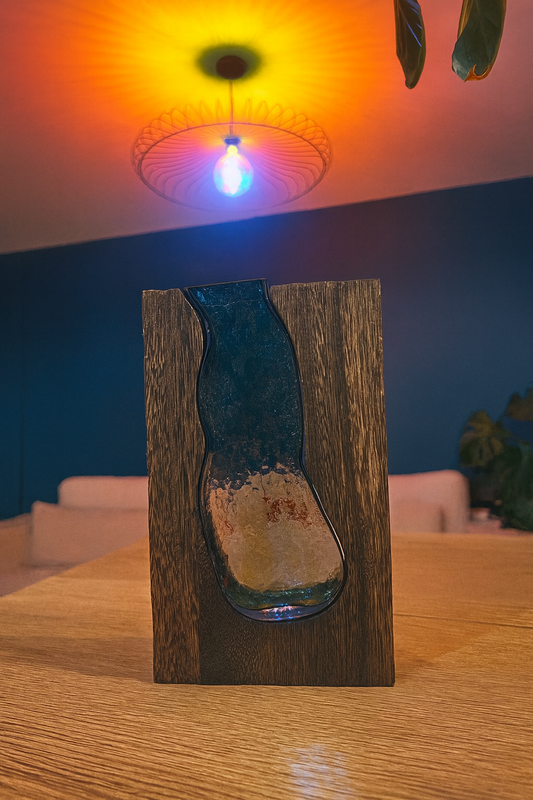Vase en verre fusionné sur bois de tung foncé Boisia