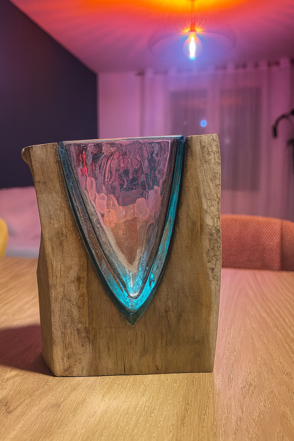 Vase d'art en forme de V en verre recyclé et fondu sur bois de Gamal Boisia