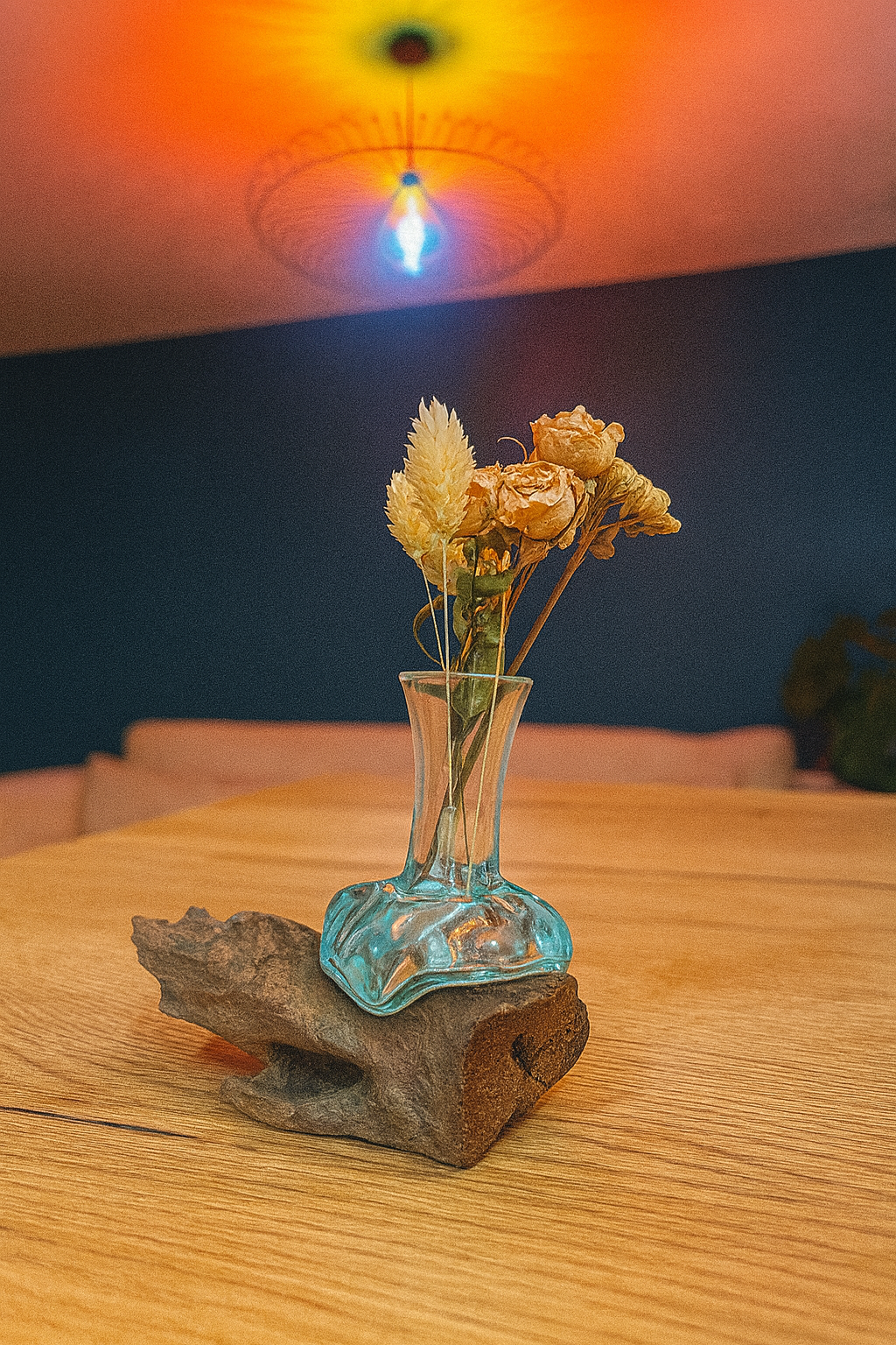Petit vase artisanal en verre recyclé et fondu sur bois de Gamal Boisia