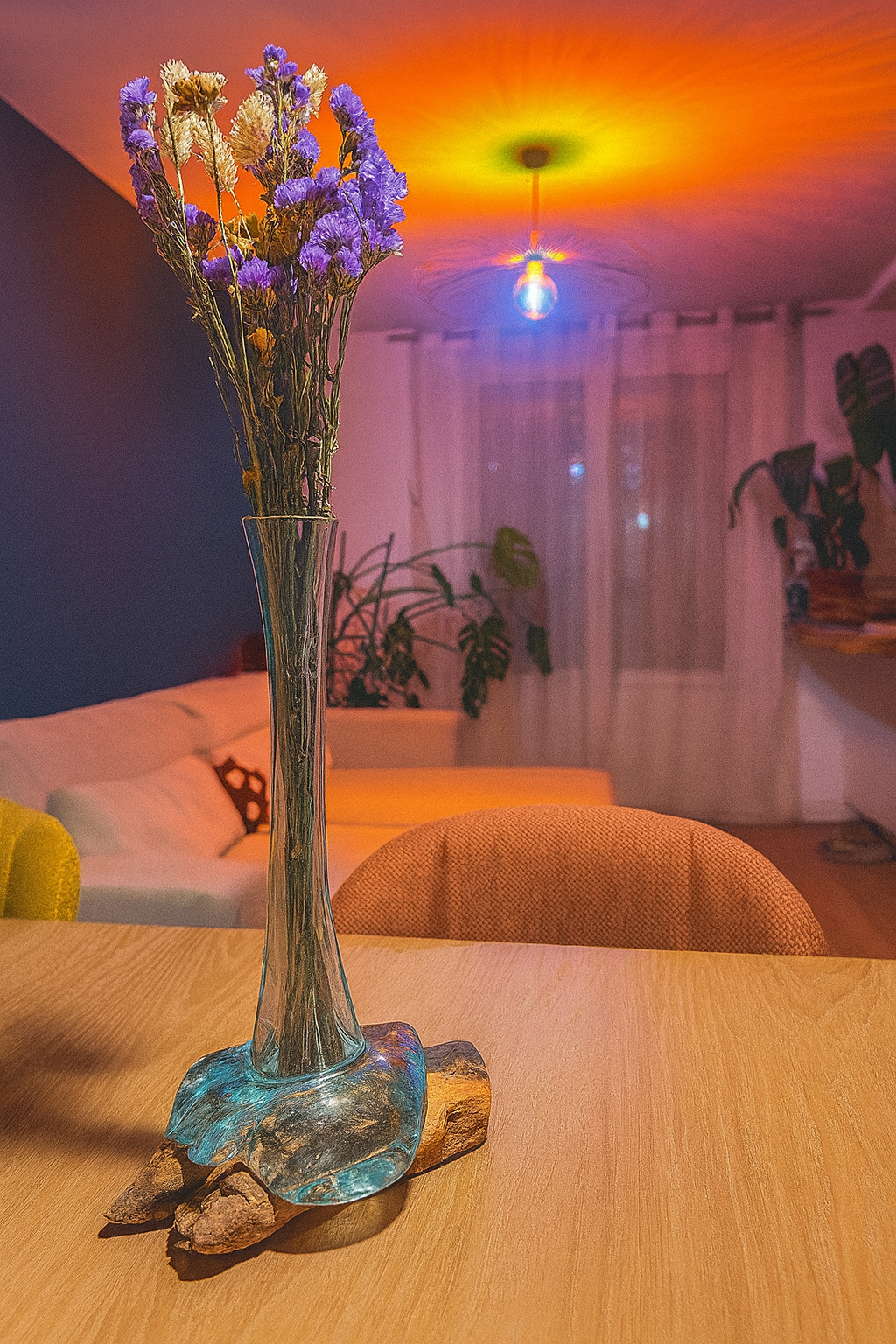 Vase artisanal en verre recyclé et fondu sur bois de Gamal Boisia